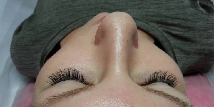 Řasy až do nebe: prodloužení metodou řasa na řasu značkou Emporio Lashes