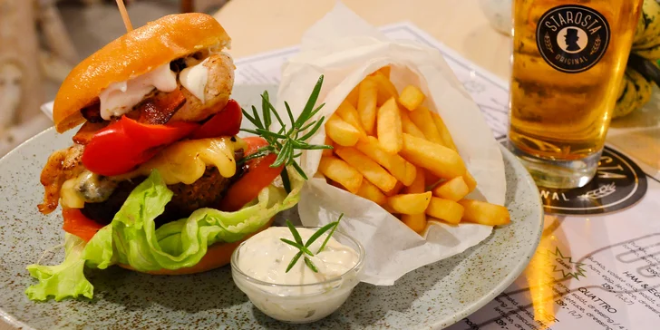 Burger, hranolky a pití v útulném bistru u Václaváku – menu pro 1 či 2 osoby
