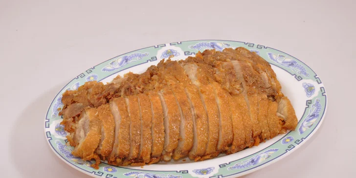 Čínské menu s křehkou kachnou i salátem a dezertem podávané v 18. patře