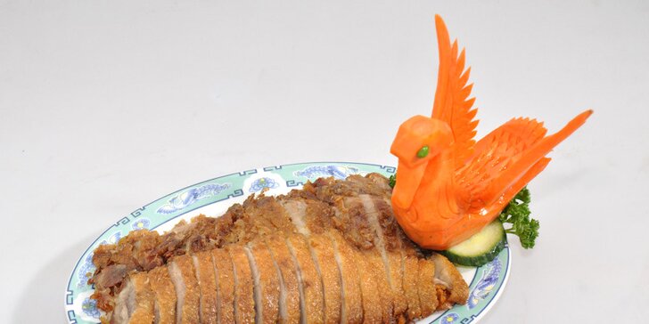 Čínské menu s křehkou kachnou i salátem a dezertem podávané v 18. patře
