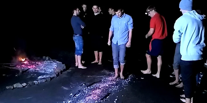 Pokořte strach: firewalking –⁠ chůze po žhavých uhlících a hořících skleněných střepech.