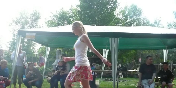 Pokořte strach: firewalking –⁠ chůze po žhavých uhlících a hořících skleněných střepech.