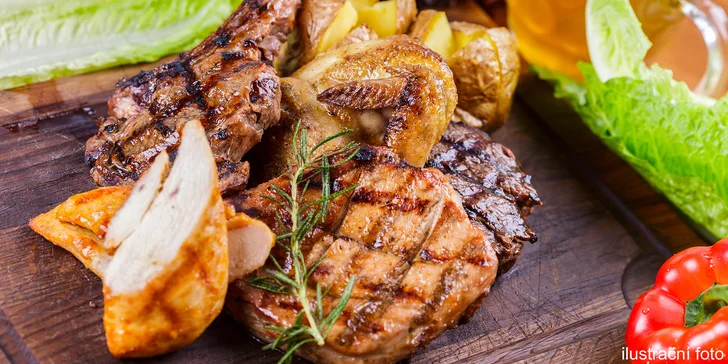 Talíř plný lahodných trojek: 3 druhy steaků a 3× přílohy s omáčkami dle výběru