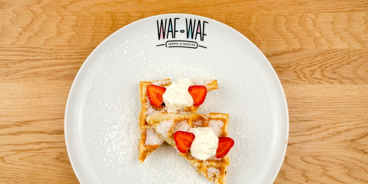Snídaně ve Waf-Waf na Letné: dvě božské vafle, džus a káva v plecháčku