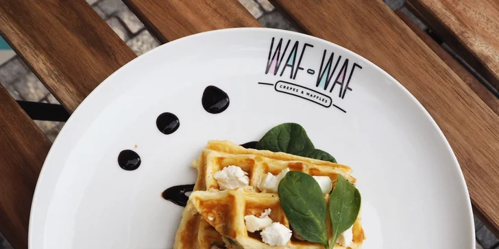 Snídaně ve Waf-Waf na Letné: dvě božské vafle, džus a káva v plecháčku