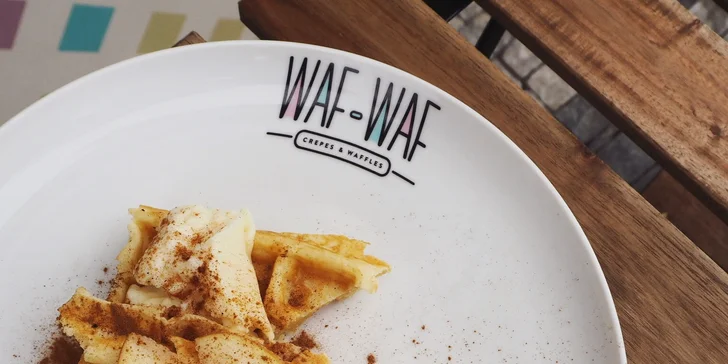 Snídaně ve Waf-Waf na Letné: dvě božské vafle, džus a káva v plecháčku