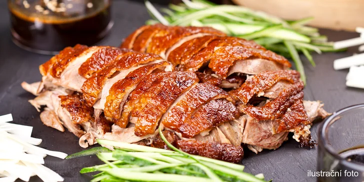 Čínské menu s křehkou kachnou i salátem a dezertem podávané v 18. patře