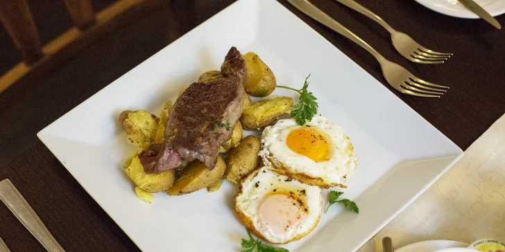Vydatná snídaně jako v USA: hovězí steak s brambůrky, čerstvý džus a káva