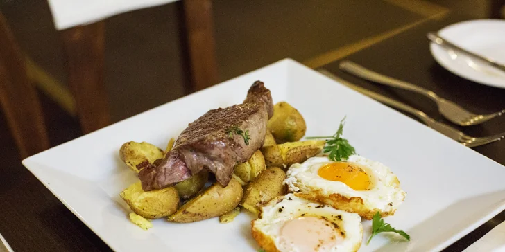 Vydatná snídaně jako v USA: hovězí steak s brambůrky, čerstvý džus a káva