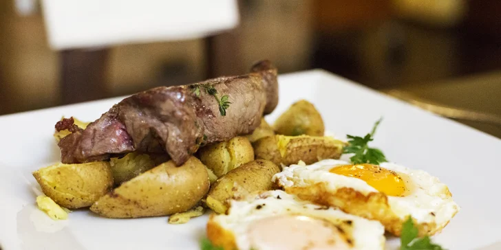 Vydatná snídaně jako v USA: hovězí steak s brambůrky, čerstvý džus a káva