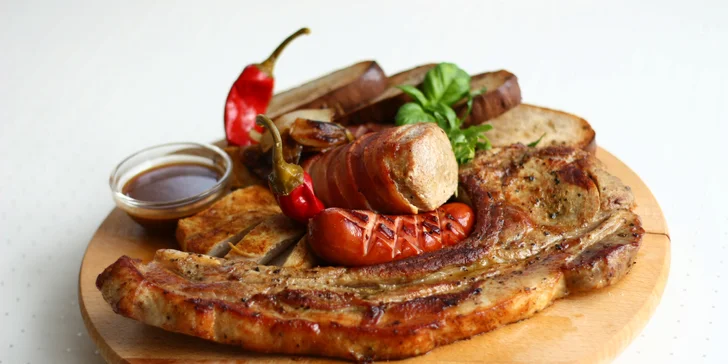 Prkénko Oderberg pro 2 osoby – steak Tomahawk Oderberg, grilovaná vepřová panenka, filírované marinované kuřecí prsíčko, pečená klobáska, grilovaná cibulka, omáčka Jack Daniels a domácí chléb.