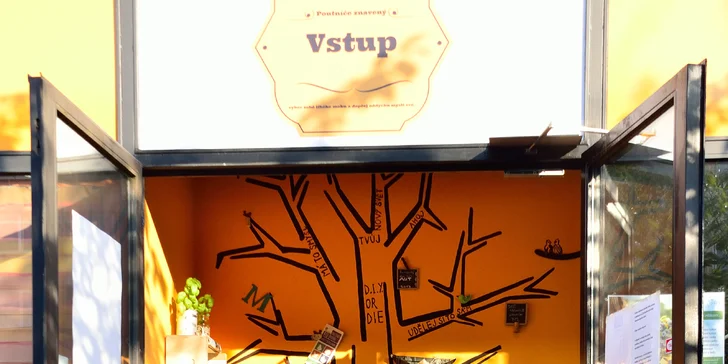 Dva drinky Aperol Spritz v originálním ekologickém baru Nový svět
