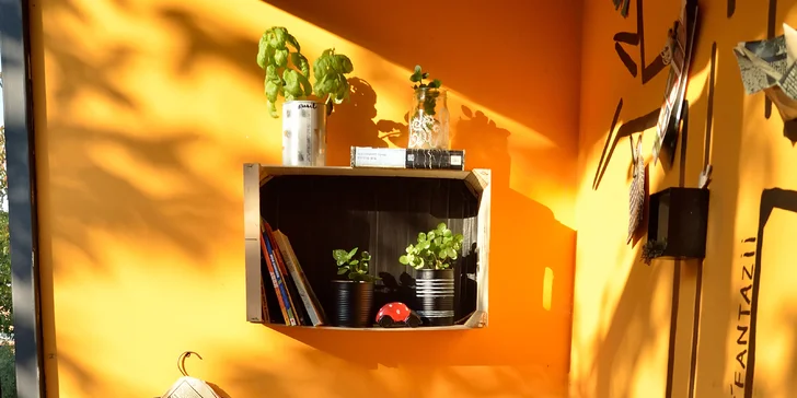 Dva drinky Aperol Spritz v originálním ekologickém baru Nový svět