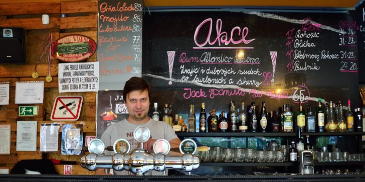 Dva drinky Aperol Spritz v originálním ekologickém baru Nový svět