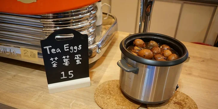 Tchajwanské menu pro jednoho i pro dva: čajové vejce, polévka a hlavní chod