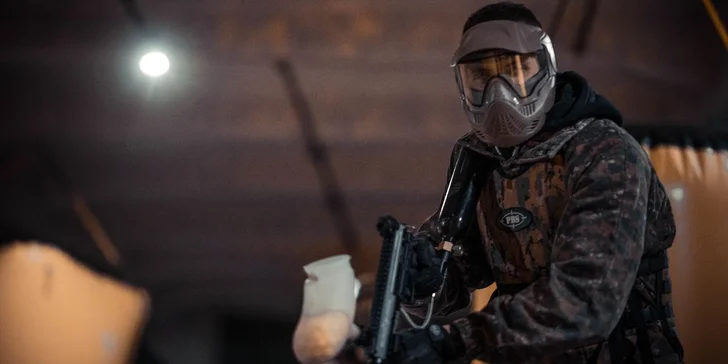Zapůjčí vám tu ochrannou masku, rukavice, pořádný kvér a přidají 100 kuliček, takže můžete rovnou vletět do hry.