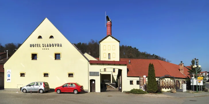 Vedle hotelu stojí pivovar Černá Hora. Zajděte na exkurzi a degustaci. 