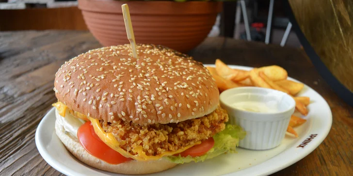 Hovězí či kuřecí burgery pro 2 osoby vč. hranolek a piva v Thomas Coffee
