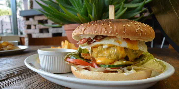Hovězí či kuřecí burgery pro 2 osoby vč. hranolek a piva v Thomas Coffee