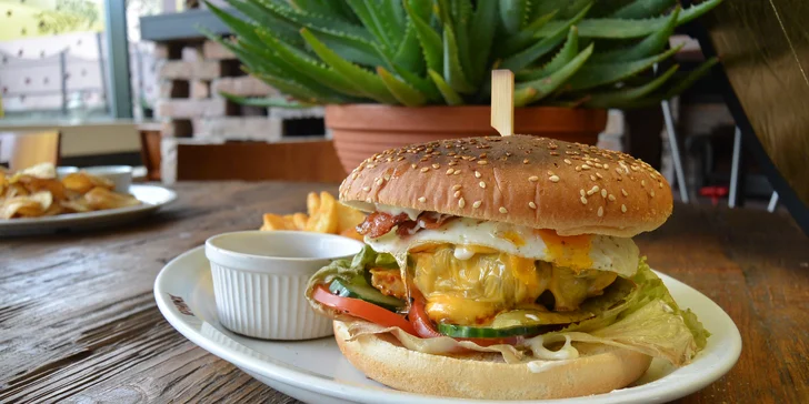 Hovězí či kuřecí burgery pro 2 osoby vč. hranolek a piva v Thomas Coffee
