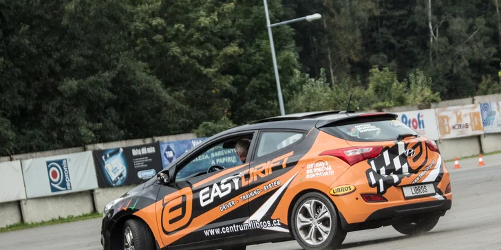 Naučte se řídit auto ve smyku: 30 minut driftování pod dohledem instruktora