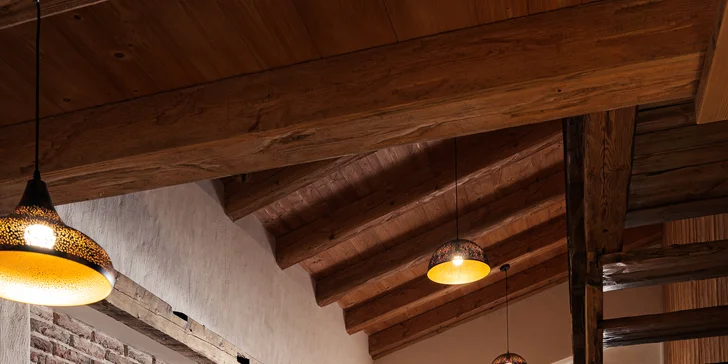 Pokoje a apartmány jsou stylově zařízené originálním dřevěným nábytkem.