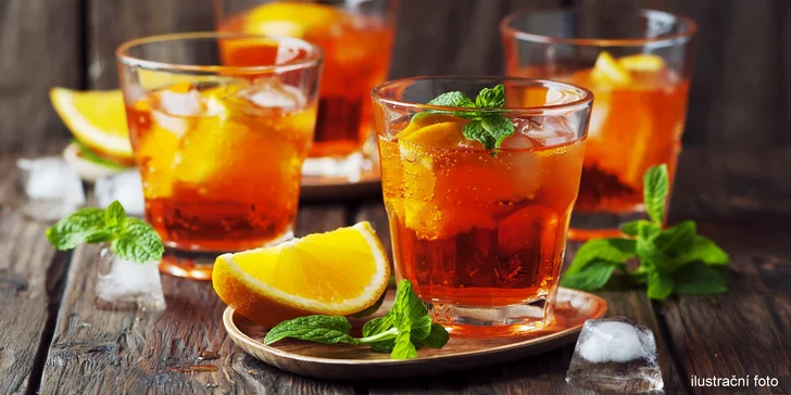 Dva drinky Aperol Spritz v originálním ekologickém baru Nový svět