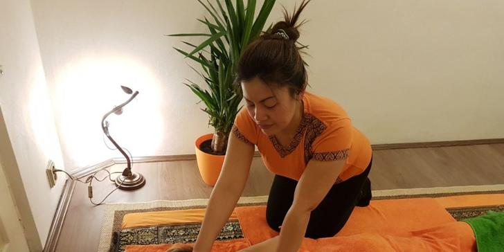 Uvolňující thajská masáž zad a šíje v délce 45 minut
