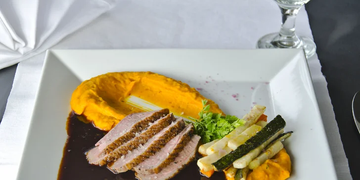 Lodní restaurace Port62: degustační menu s výběrem chodů pro 1 či 2 osoby