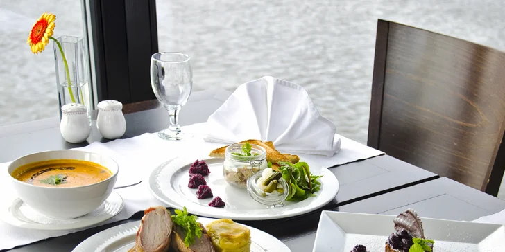 Lodní restaurace Port62: degustační menu s výběrem chodů pro 1 či 2 osoby