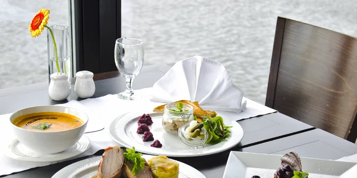 Lodní restaurace Port62: degustační menu s výběrem chodů pro 1 či 2 osoby