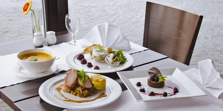 Lodní restaurace Port62: degustační menu s výběrem chodů pro 1 či 2 osoby