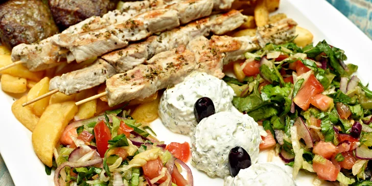 Velkolepá hostina v řeckém stylu: 920 g kvalitního masa a brilantní přílohy