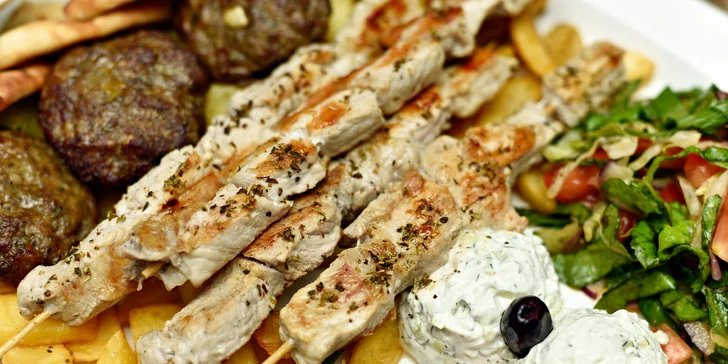 Velkolepá hostina v řeckém stylu: 920 g kvalitního masa a brilantní přílohy