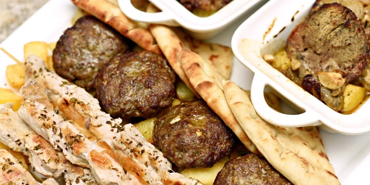 Velkolepá hostina v řeckém stylu: 920 g kvalitního masa a brilantní přílohy