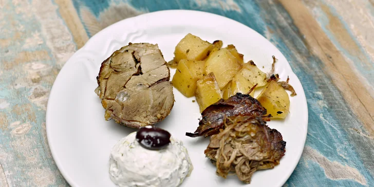 Velkolepá hostina v řeckém stylu: 920 g kvalitního masa a brilantní přílohy
