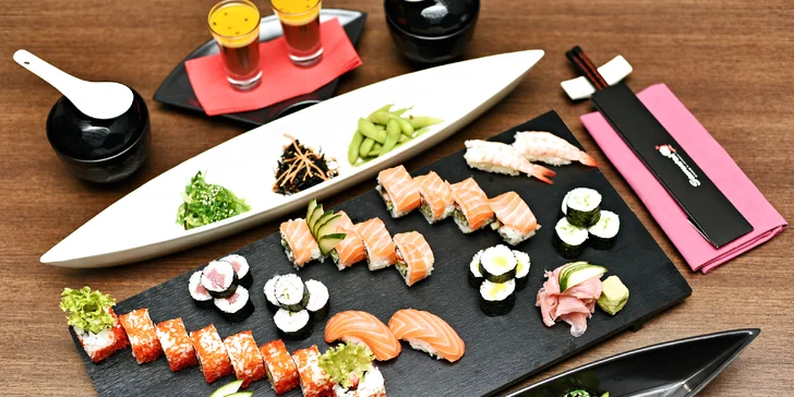 S citem pro detail: polévka, 38 kousků čerstvého sushi, různé saláty i dezert pro 2