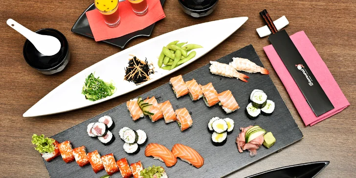S citem pro detail: polévka, 38 kousků čerstvého sushi, různé saláty i dezert pro 2
