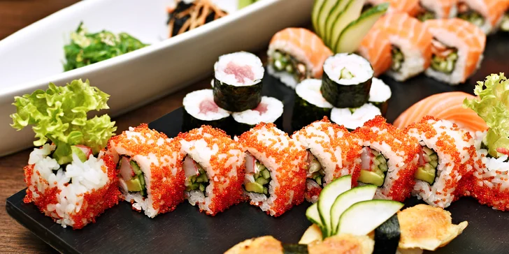 S citem pro detail: polévka, 38 kousků čerstvého sushi, různé saláty i dezert pro 2