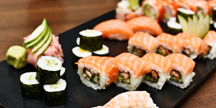 S citem pro detail: bohaté japonské sushi menu s mořskými řasami i dezertem