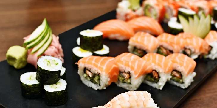 S citem pro detail: polévka, 38 kousků čerstvého sushi, různé saláty i dezert pro 2