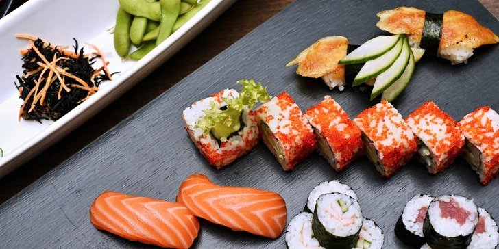 S citem pro detail: polévka, 38 kousků čerstvého sushi, různé saláty i dezert pro 2