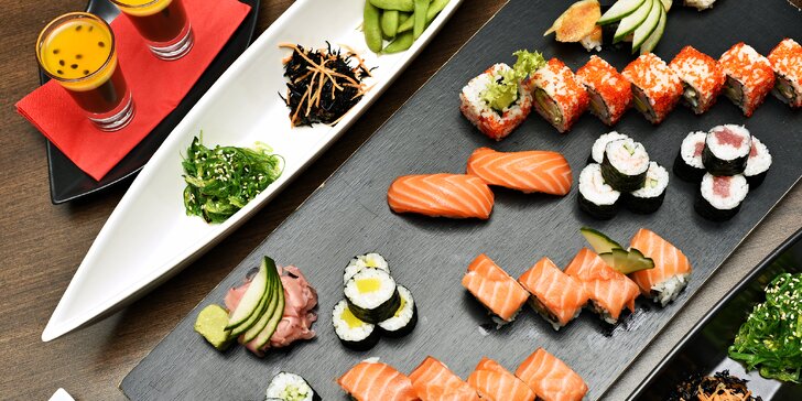 S citem pro detail: bohaté japonské sushi menu s mořskými řasami i dezertem