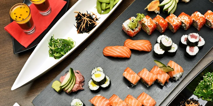 S citem pro detail: polévka, 38 kousků čerstvého sushi, různé saláty i dezert pro 2