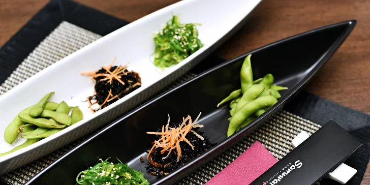 S citem pro detail: polévka, 38 kousků čerstvého sushi, různé saláty i dezert pro 2