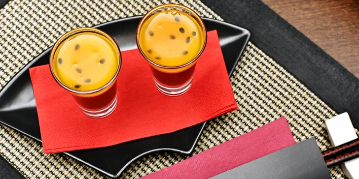S citem pro detail: polévka, 38 kousků čerstvého sushi, různé saláty i dezert pro 2