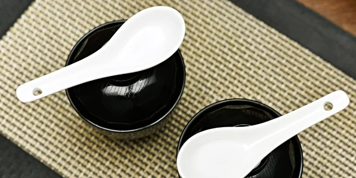 S citem pro detail: polévka, 38 kousků čerstvého sushi, různé saláty i dezert pro 2