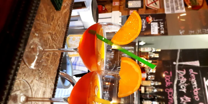 Dva drinky Aperol Spritz v originálním ekologickém baru Nový svět