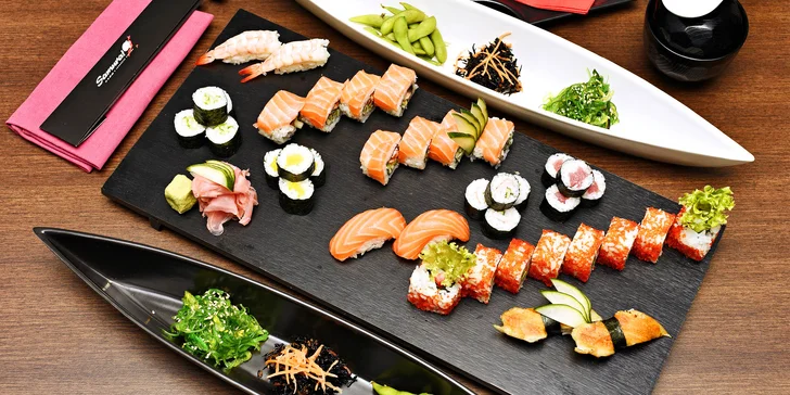 S citem pro detail: polévka, 38 kousků čerstvého sushi, různé saláty i dezert pro 2