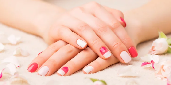 60 minut péče o ruce: manikúra s lakováním Shellac a masáž